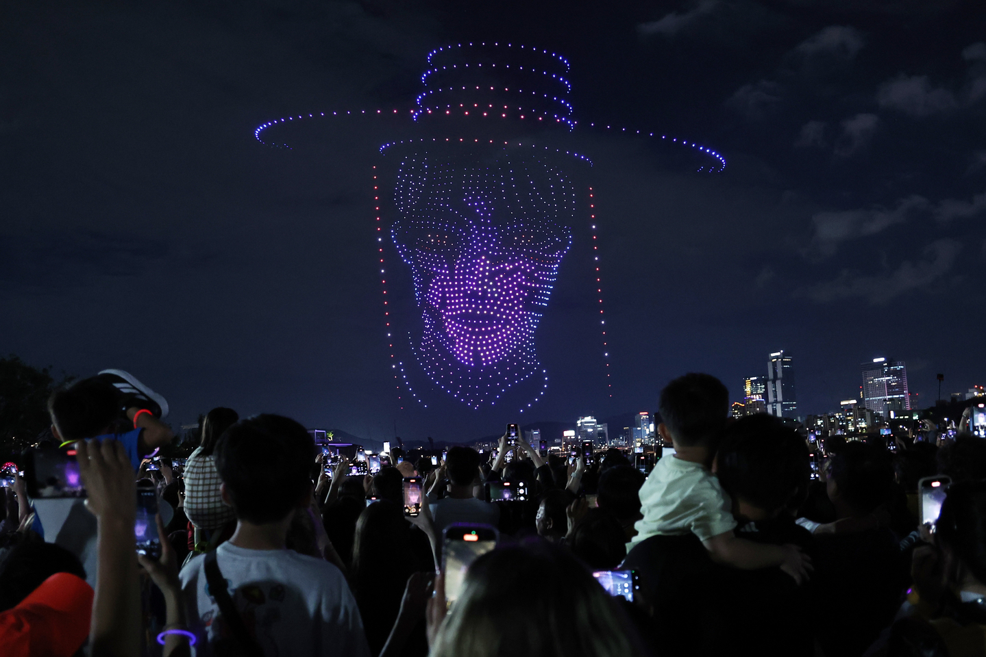 Jinu of Saja Boys from Netflix's animated film "KPop Demon Hunters" appears in the night sky during the “2025 Hangang Drone Light Show” at Ttukseom Hangang Park in eastern Seoul on Sept. 7. [NEWS1]