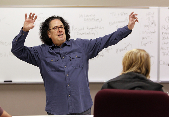 In this Jan. 20, 2011, photo, Mark Volman teaches a class in music management at Belmont University in Nashville, Tenn. [AP/YONHAP] 