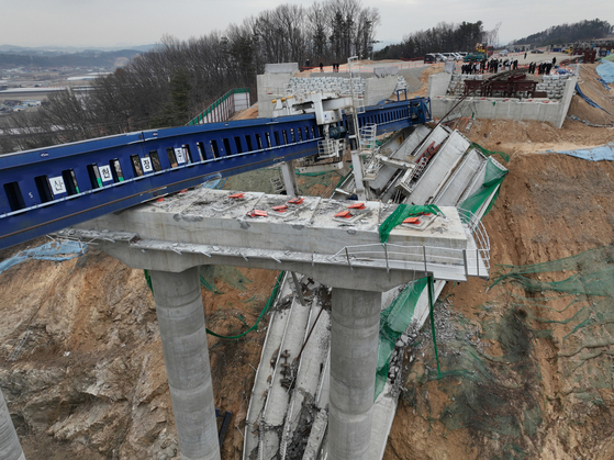 Officials from related agencies conduct a joint investigation at the site of the collapse of a bridge deck under construction on the Seoul-Sejong Expressway in Anseong, Gyeonggi, which resulted in 10 casualties on Feb. 25, on Feb. 28. [JOINT PRESS CORPS]