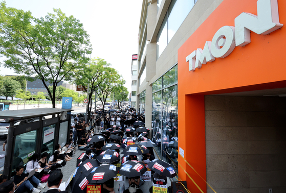 Victims of the TMON and WeMakePrice case hold a black umbrella rally in front of TMON’s headquarters in southern Seoul on Aug. 13, 2024. [NEWS1]
