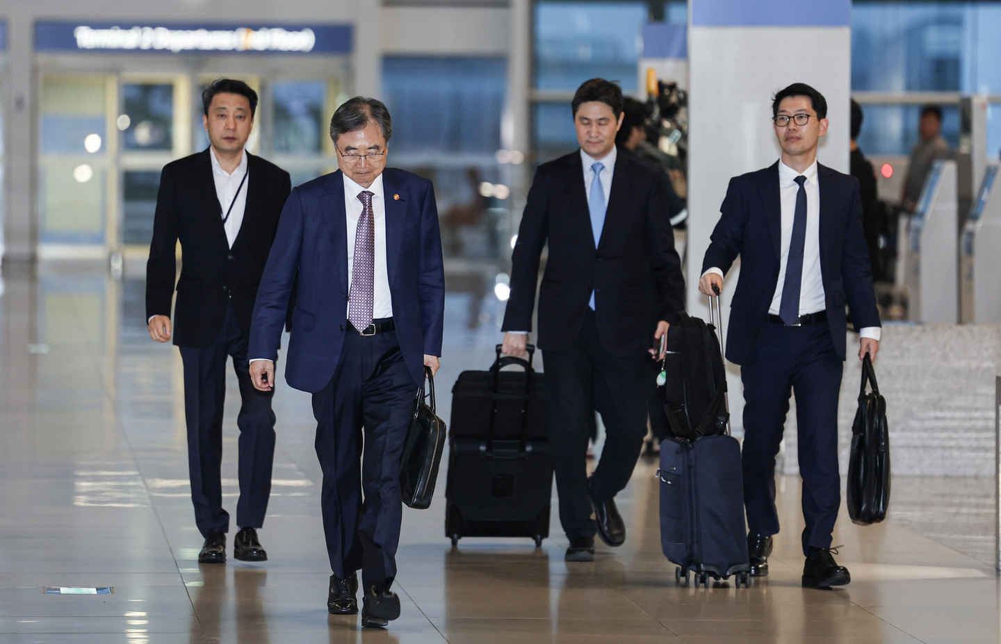 Foreign Minister Cho Hyun, second from left, departs from Terminal 2 of Incheon International Airport on Sept. 8 to discuss the release of Koreans detained at an immigration facility in Georgia. [KIM KYUNG-ROK]