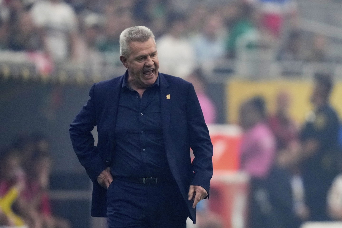 Mexico head coach Javier Aguirre watches play in the first half of the Concacaf Gold Cup final against the United States in Houston, Texas, on July 6. [AP/YONHAP]