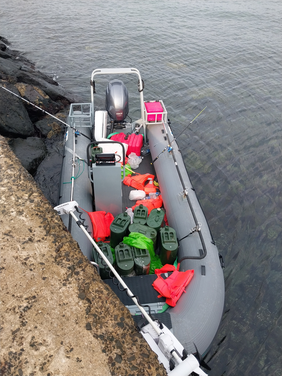 An unidentified rubber boat found on the shore near a haenyeo changing station in Yongsu-ri, Hangyeong-myeon, Jeju on Sept. 8. [JOONGANG ILBO]