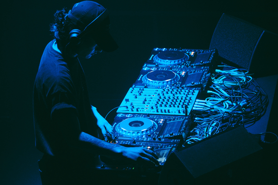 Sejong Center hosted a techno performance curated and directed by techno collective vurt. and audio-visual artist group eobchae on Sept. 5 and 6 at Sejong S Theater in central Seoul, as part of its Sync Next series. [KIM SHIN-JOONG/SEJONG CENTER]
