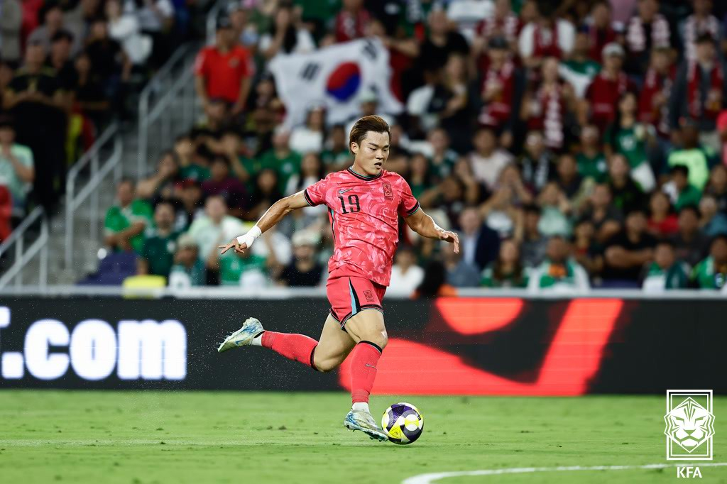Oh Hyeon-gyu plays against Mexico in Nashville, Tennessee, on Sept. 9. [KOREA FOOTBALL ASSOCIATION]