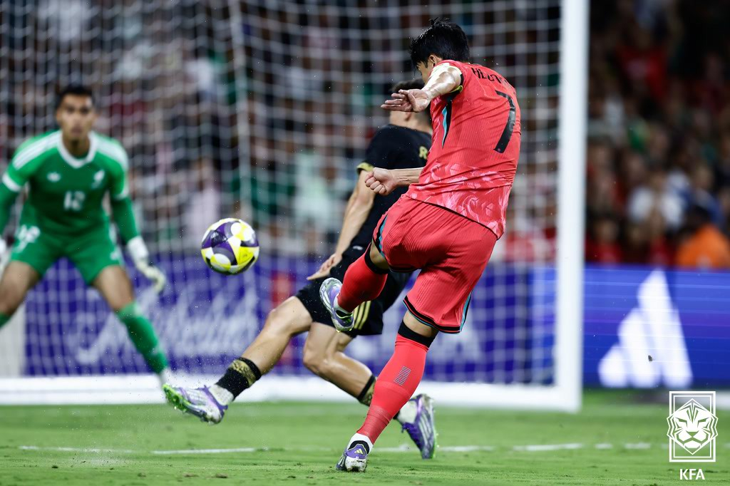Son Heung-min plays against Mexico in Nashville, Tennessee, on Sept. 9. [KOREA FOOTBALL ASSOCIATION]