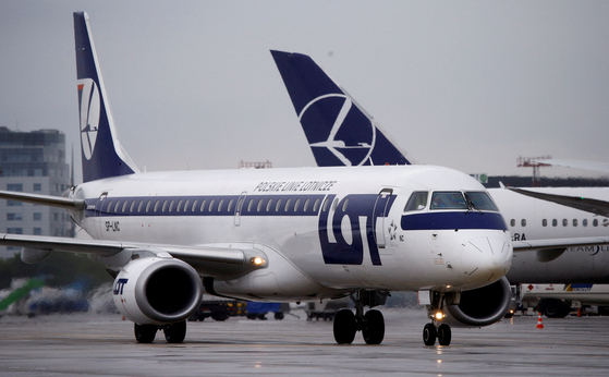 Polish Airlines LOT Embraer ERJ-195LR aircraft taxis are parked at the Chopin International Airport in Warsaw, Poland, on May 17, 2016. [REUTERS/YONHAP]