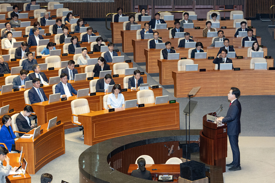 Rep. Song Eon-seog, floor leader of the People Power Party, speaks at a plenary session at the National Assembly in Yeouido, western Seoul, on Sept. 10. [NEWS1] 