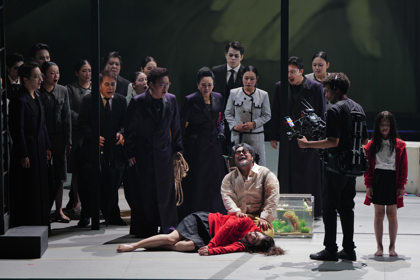 The 24th Jeonju International Sori Festival opened on August 13. The photo shows a scene from the opening performance, “Shimcheong” by the National Changgeuk Company, a reinterpretation of the pansori classic “Simcheongga.” Co-produced with the National Theater of Korea, the work departs from the traditional focus on filial piety to portray Shimcheong as a figure representing all the oppressed who were denied their own voice and power. [JEONJU INTERNATIONAL SORI FESTIVAL]