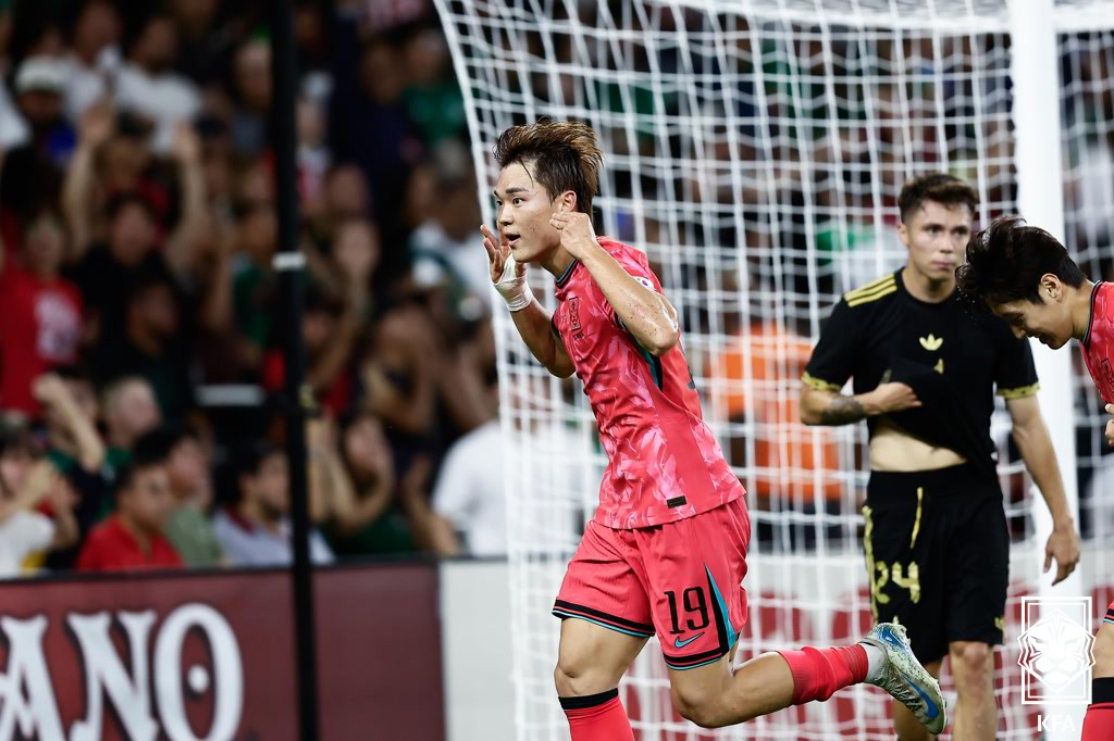 Oh Hyeon-gyu plays against Mexico in Nashville, Tennessee, on Sept. 9. [KOREA FOOTBALL ASSOCIATION]