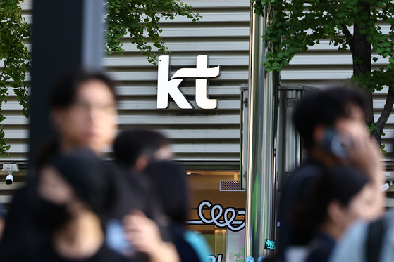 People walk past a KT store in western Seoul on Sept. 10. [KIM JONG-HO]