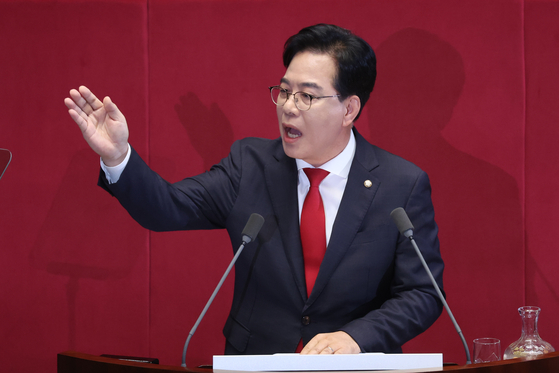 Rep. Song Eon-seog, floor leader of the People Power Party, delivers a speech for his parliamentary negotiating bloc during a plenary session at the National Assembly in Yeouido, western Seoul, on Sept. 10, raising his voice toward lawmakers of the ruling Democratic Party. [YONHAP]