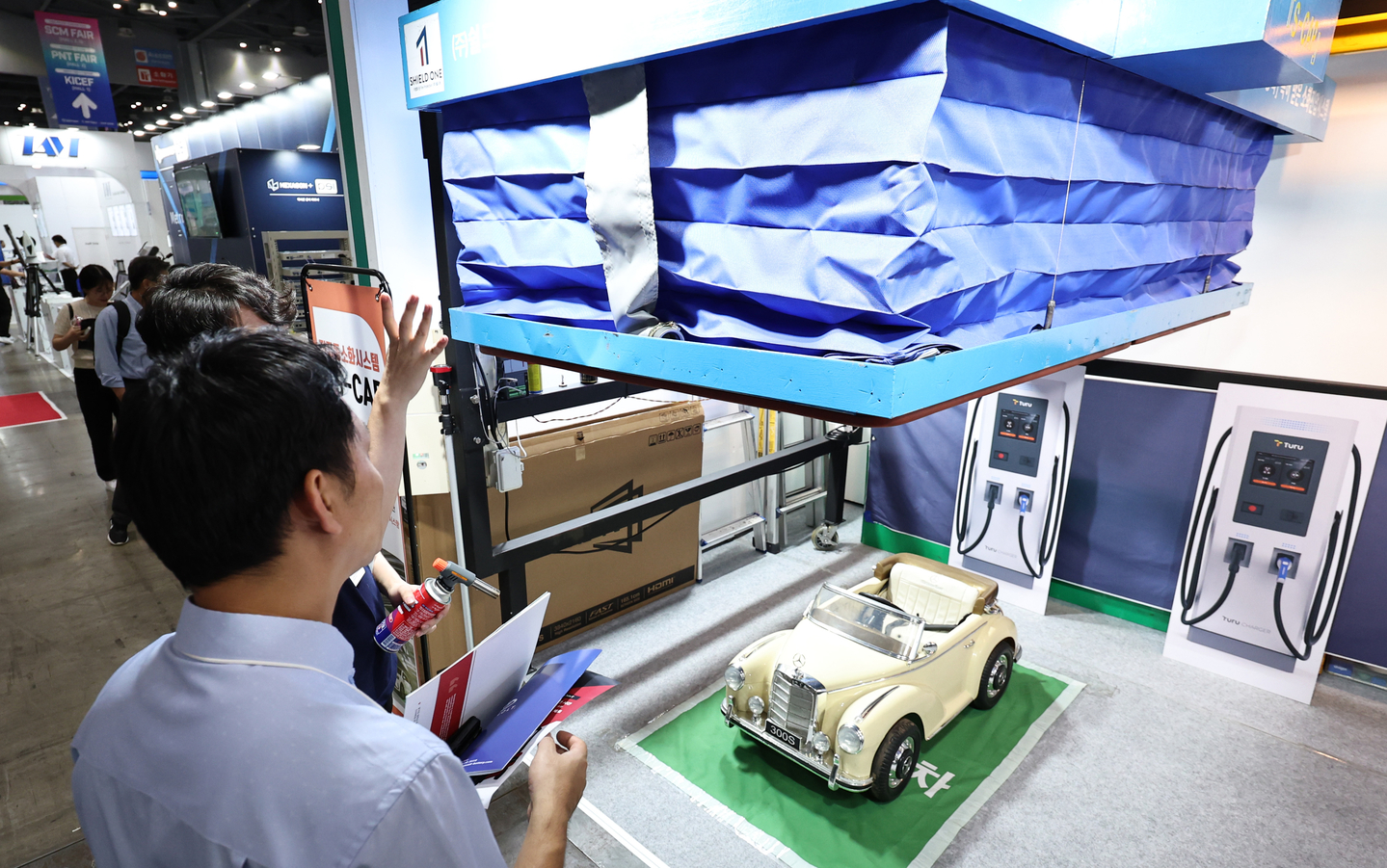 Attendees view Shield One's EV fire-prevention system at K-Battery Show on Sept. 10. [NEWS1]