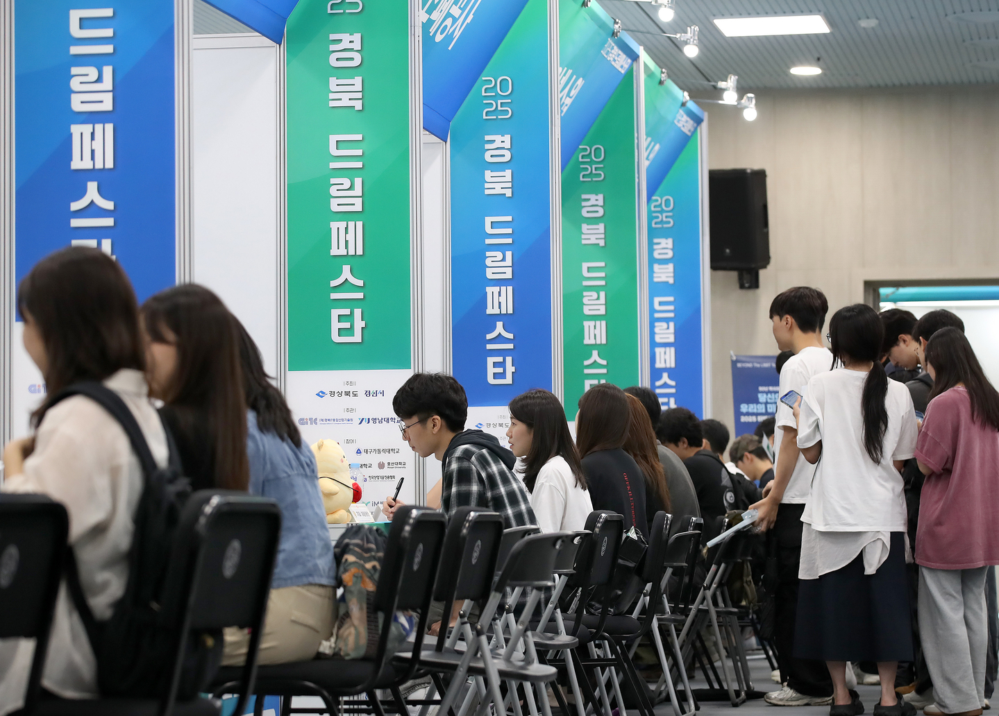 Job seekers speak with company representatives at a job fair at Yeungnam University in Gyeongsan, North Gyeongsang on Sept. 9. [NEWS1]