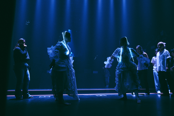 Sejong Center hosted a techno performance curated and directed by techno collective vurt. and audio-visual artist group eobchae on Sept. 5 and 6 at Sejong S Theater in central Seoul, as part of its Sync Next series. [KIM SHIN-JOONG/SEJONG CENTER]