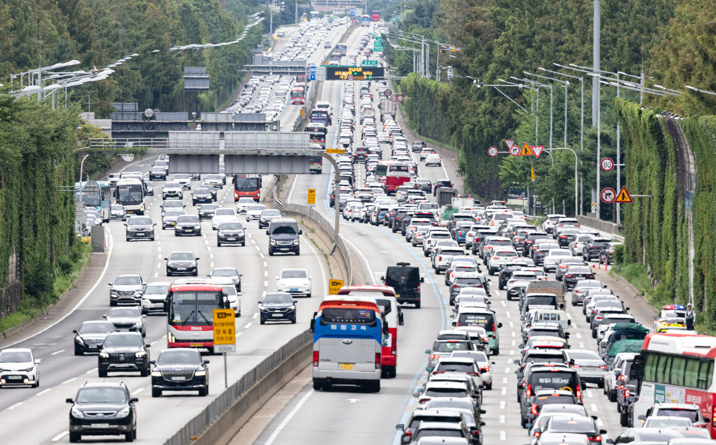 Cars drive on the Gyeongbu Expressway near Jamwon Interchange in Seocho District, southern Seoul, on Aug. 17, in this photo unrelated to the story. [NEWS1] 