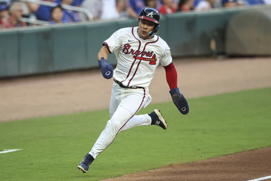 Atlanta Braves infielder Kim Ha-seong rounds third base before scoring a run in the first inning of an MLB game against the Chicago Cubs in Atlanta, Georgia on Sept. 8. [AP/YONHAP] 