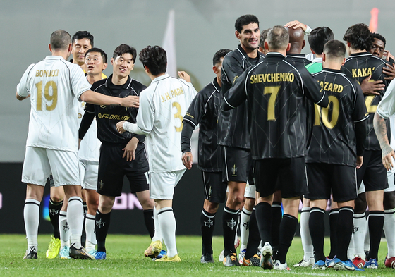 Footballers cheer each other after playing at the 2024 Nexon Icons Match at the Seoul World Cup Stadium on Oct. 20, 2024. [NEWS1]