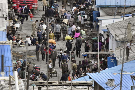 People wearing masks walk through a busy marketplace in Hyesan, Ryanggang Province, North Korea, on Sept. 5, 2020. The photo was taken from Changbai Korean Autonomous County in Jilin Province, China. [KYODO/YONHAP]