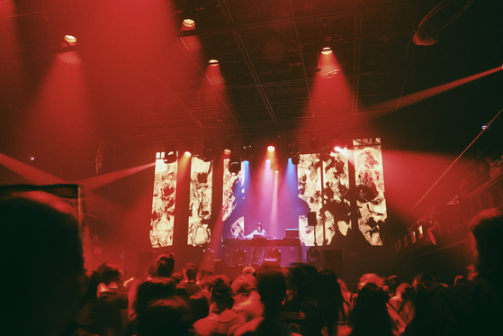 Sejong Center hosted a techno performance curated and directed by techno collective vurt. and audio-visual artist group eobchae on Sept. 5 and 6 at Sejong S Theater in central Seoul, as part of its Sync Next series. [KIM SHIN-JOONG/SEJONG CENTER]