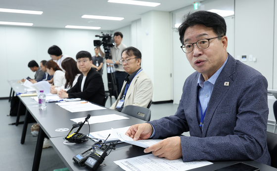 Yeom Tae-young, a lawmaker and secretary of the Democratic Party’s special committee on housing fraud, delivers opening remarks during a meeting with victims at the government complex annex in Jongno District, central Seoul, on July 18. [NEWS1] 
