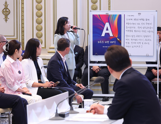 Deputy Spokesperson Jeon Eun-soo reads out a prepared question from the presidential press corps about people's livelihood and the economy at the Blue House’s Yeongbingwan state guest house in central Seoul on Sept. 11. [JOINT PRESS CORPS]