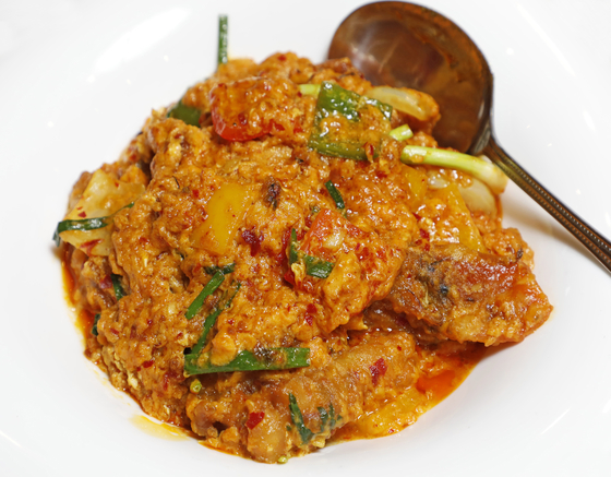 Phu phat phong curry served at Zaab E Lee [PARK SANG-MOON]