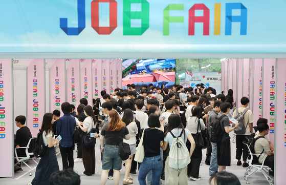 Job seekers speak with company recruiters at a job fair held at Pukyong National University in Busan on Sept. 10. [YONHAP] 