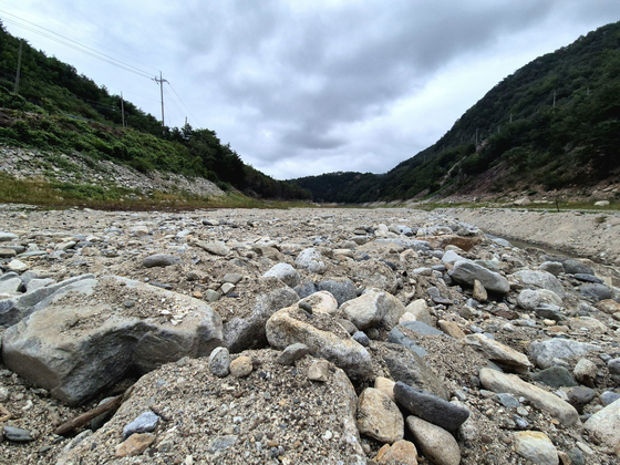 The upper stream of the Obong Reservoir, a key water source in Gangneung, Gangwon, lies exposed amid an extreme drought on Sept. 7. [YONHAP] 