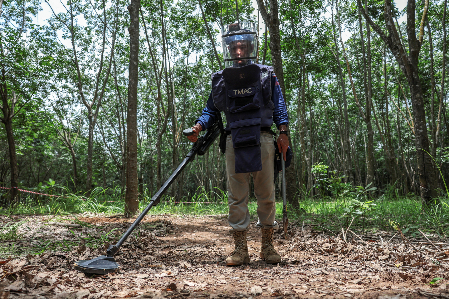 A Thailand Mine Action Center (TMAC) personnel performs de-mining operation demonstration during an inspection of the site by delegations from the Asean Interim Observer Team (IOT), following a ceasefire between Cambodia and Thailand, in Phanom Dong Rak district in Thailand on Aug. [REUTERS/YONHAP]