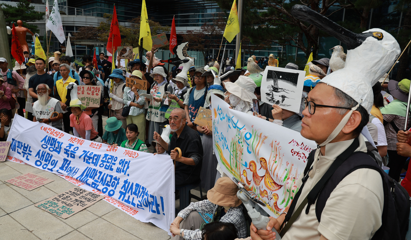 Citizens opposing the construction of the Saemangeum International Airport hold a protest in front of the Seoul Administrative Court in Seocho District, southern Seoul, on Sept. 8. [YONHAP]