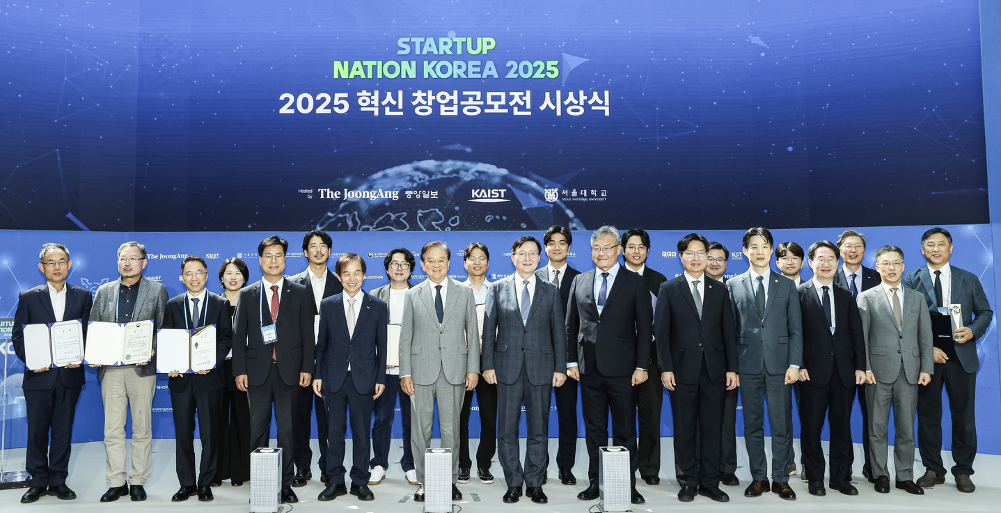 Participants, including awardees and presenters, pose for a group photo after the awards ceremony during the Startup Nation Korea 2025 international symposium at KAIST in Daejeon on Sept. 10. Starting from the fourth from left in the front row, National Research Council of Science and Technology Chairperson Kim Yeung-shik, KAIST President Lee Kwang-hyung, JoongAng Holdings Chairman Hong Seok-hyun, Seoul National University President Ryu Hong-lim, presidential secretary for science and technology research Lee Jou-hahn, First Vice Minister Koo Hyuk-chae and Vice Minister for SMEs and Startups Roh Yong-seok pose for a photo. [KIM KYUNG-ROK]