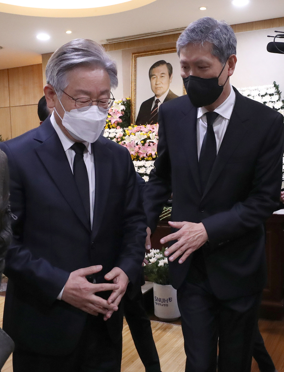 Lee Jae Myung, then presidential candidate for the Democratic Party at left, exchanges pleasantries with Roh Jae-heon, the eldest son of former President Roh Tae-woo, during the funeral for Roh Tae-woo held on Oct. 27, 2021. [JOINT PRESS CORPS]