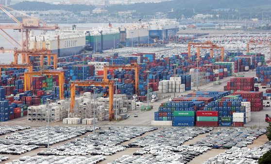 The photo shows export containers stacked at Pyeongtaek Port in Pyeongtaek, Gyeonggi, on Sept. 4. [NEWS1] 