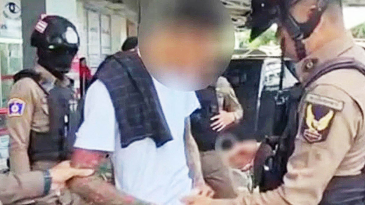 A 39-year-old Korean man, center, is arrested by local police in Thailand on Sept. 7 for assaulting an 81-year-old British man. [SCREEN CAPTURE]