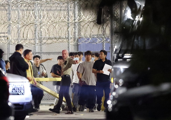 Korean nationals and foreigners are released from the Immigration and Customs Enforcement (ICE) facility in Folkston, Georgia, on Sept. 11, after seven days of confinement. [YONHAP]