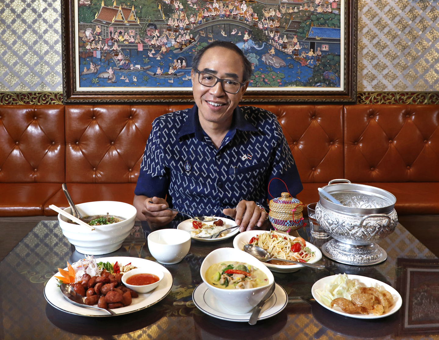 Thai Ambassador to Korea Tanee Sangrat poses for a photograph in front of Thai cuisine at Zaab E Lee, a restaurant in Mapo District, western Seoul, on Aug. 25. [PARK SANG-MOON]