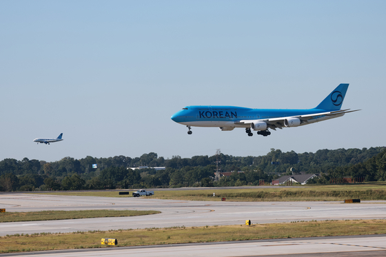 A chartered Korean Air airplane arrives at the Hartsfield-Jackson Atlanta International Airport in Georgia on Sept. 10. [YONHAP]