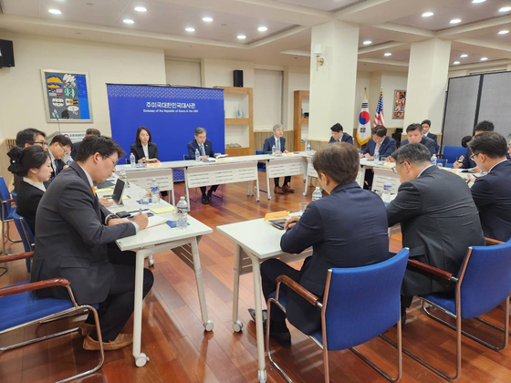 Cho Hyun, Minister of Foreign Affairs, meets with managers of Korean companies that are carrying out business in the United States on Sept. 10. [MINISTRY OF FOREIGN AFFAIRS]