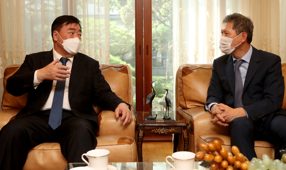 Roh Jae-heon, right, speaks with the then-Chinese ambassador to Korea Xing Haiming, left, at former President Roh Tae-woo's house in Yeonhui-dong, western Seoul, on Aug. 19, 2020. [JOONGANG ILBO]
