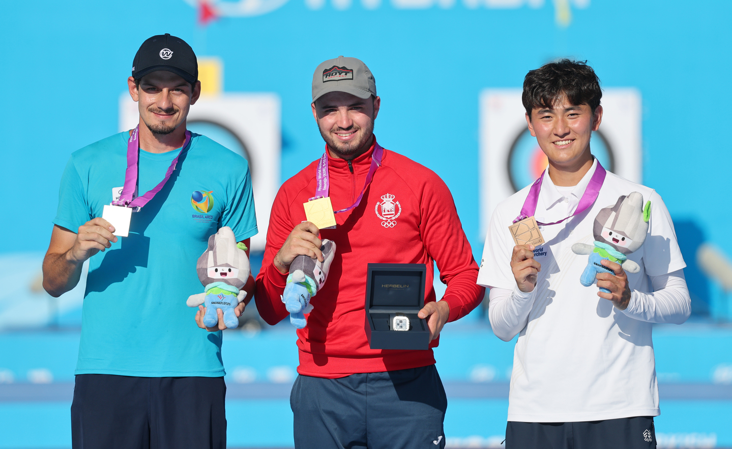 At the medal ceremony for the men’s individual recurve at the 2025 World Archery Championships at the May 18 Democracy Square of the Asia Culture Center in Dong District, Gwangju, on Sept. 11, athletes display their medals. From left are Marcus D’Almeida of Brazil, Andres Temiño of Spain and Kim Je-deok of Korea. With this bronze medal, Kim stood on the podium of an individual event at a major tournament for the first time in his career. [YONHAP]