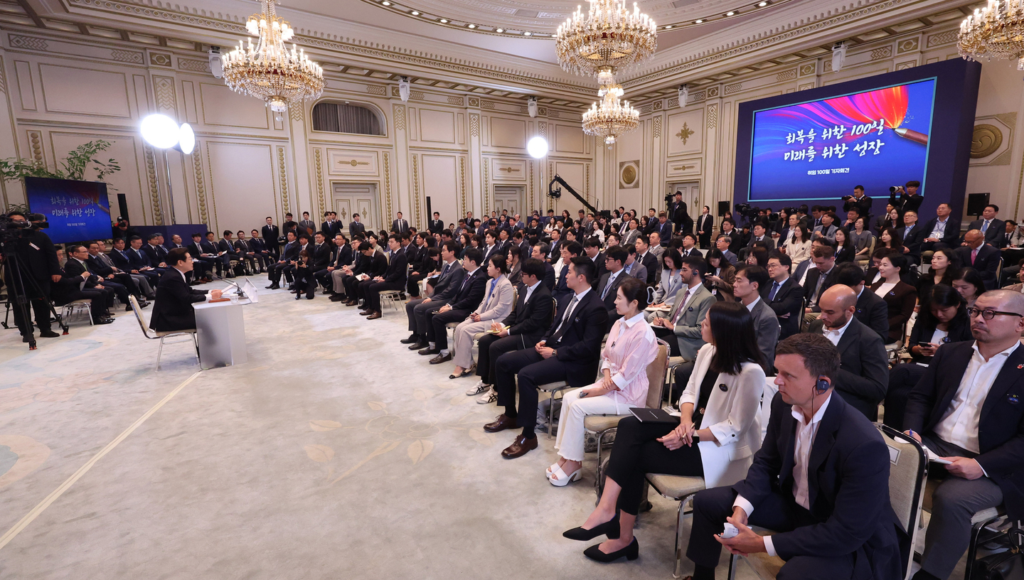 President Lee Jae Myung, left, speaks during a press conference to mark 100 days in office at the Blue House’s Yeongbingwan state guest house in central Seoul on Sept. 11. [JOINT PRESS CORPS]