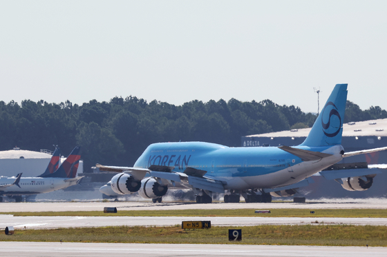 A chartered Korean Air plane waits to bring Korean workers back home on Sept. 10 at the Hartsfield-Jackson Atlanta International Airport [YONHAP]