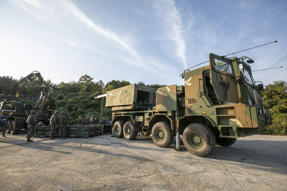 Korean army soldiers deploy the multiple launch rocket system Chunmoo during a live-fire drill in Goseong County, Gangwon, on Oct. 17, 2024. [AP/YONHAP] 