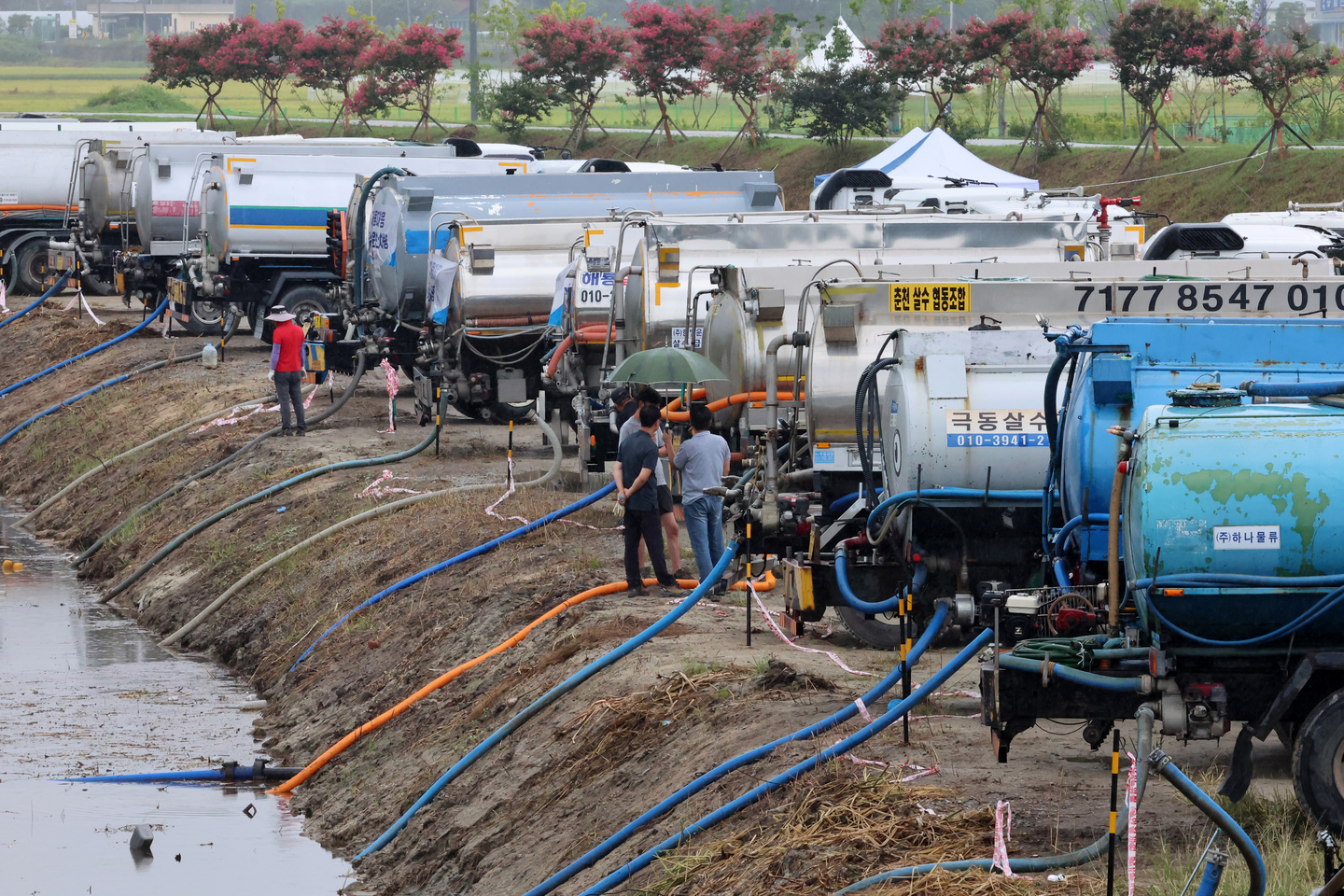 Water trucks line up on Sept. 7 to draw water from a stream in Gangneung, Gangwon, for transport as rain falls during the city’s worst drought. [YONHAP] 