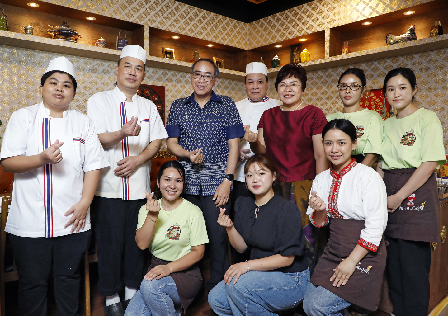 Thai Ambassador to Korea Tanee Sangrat, third from left in the second row, poses for a photograph with staff members and chefs from Zaab E Lee, a Thai restaurant in Mapo District, western Seoul, on Aug. 25. [PARK SANG-MOON]