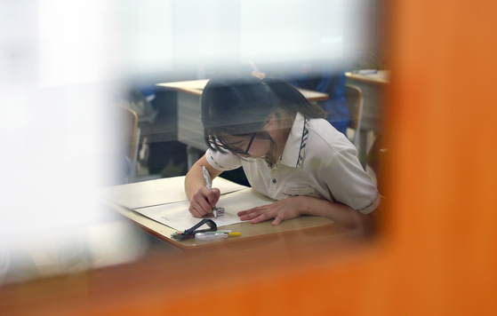 A high school student solves exam problems at a school in Daejeon on Sept. 3 in this photo unrelated to the story. [KIM SUNG-TAE] 