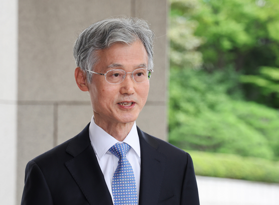 Supreme Court Chief Justice Jo Hee-de answers reporters' questions as he arrives for work at the court in southern Seoul on Sept. 12. [YONHAP]