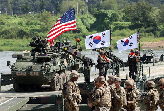 Soldiers from the Army’s 7th Engineer Brigade and the 2nd Infantry Division/ROK-US Combined Division conduct a pontoon bridge crossing drill during the South Korea-U.S. combined arms river crossing xxercise on the Namhan River in Yeoju, Gyeonggi, on Aug. 27. [NEWS1]