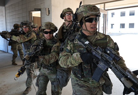 Soldiers from the 2nd Infantry Division/ROK-US Combined Division take part in a joint urban operations drill in Paju, Gyeonggi, on March 19. [NEWS1] 
